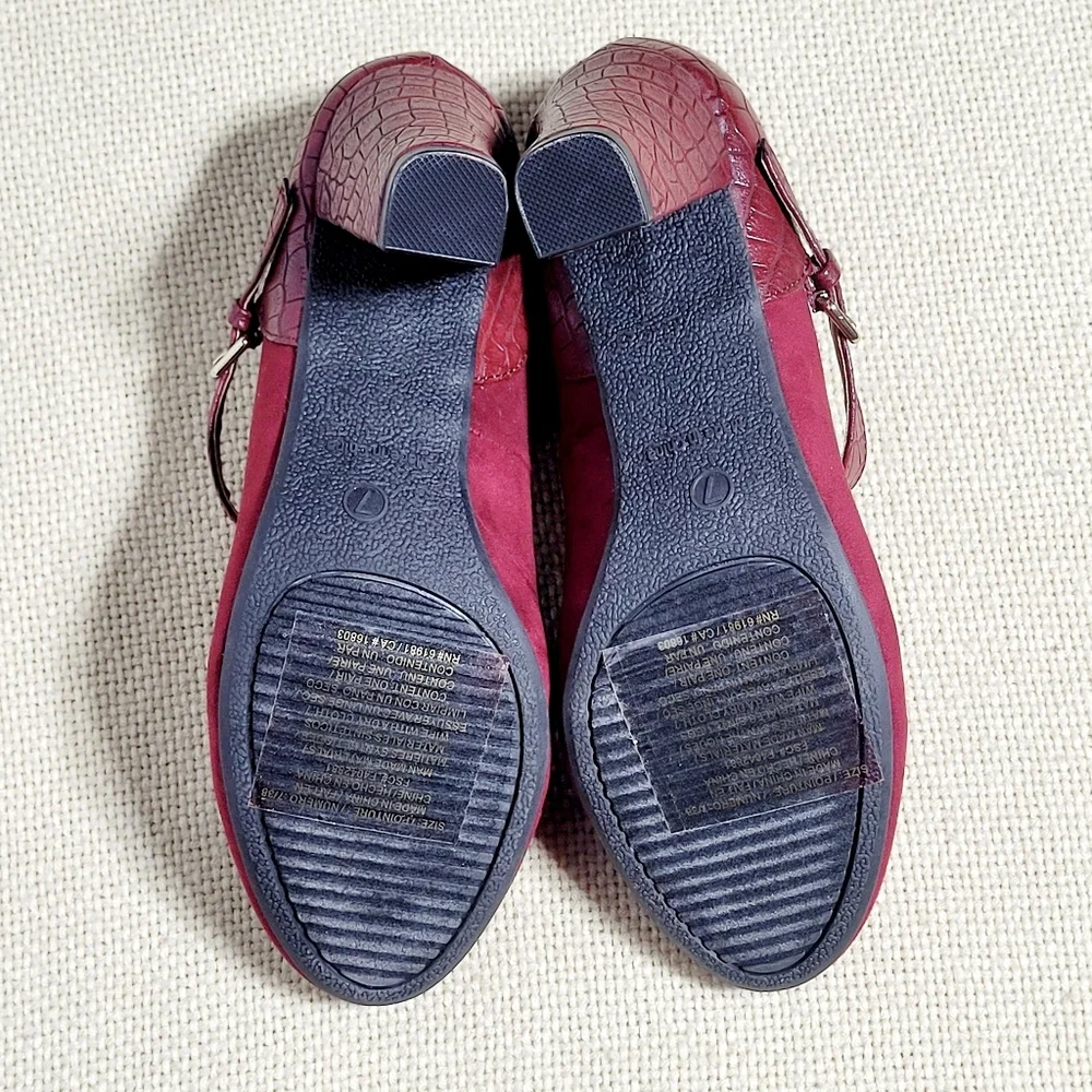 NWOT Cushion Walk by Avon Mary Jane Wine Pumps Women's (7) Croc Embossed / Suede